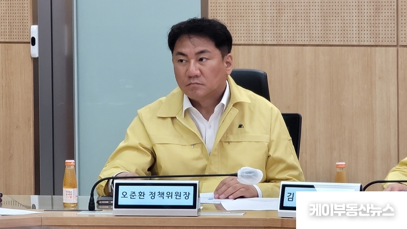 오준환 경기도의회 국민의힘 정책위원장이 경기도재난대책본부를 방문해 자연재난 대응 및 대비 상황 보고를 청취하고 있다. / 김교민 기자