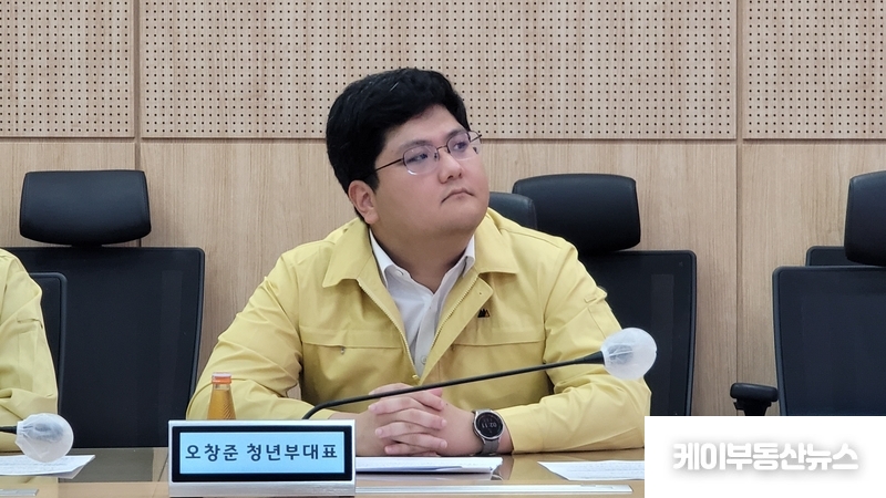 오창준 경기도의회 국민의힘 청년부대표가 경기도재난대책본부를 방문해 자연재난 대응 및 대비 상황 보고를 듣고 있다. / 김교민 기자
