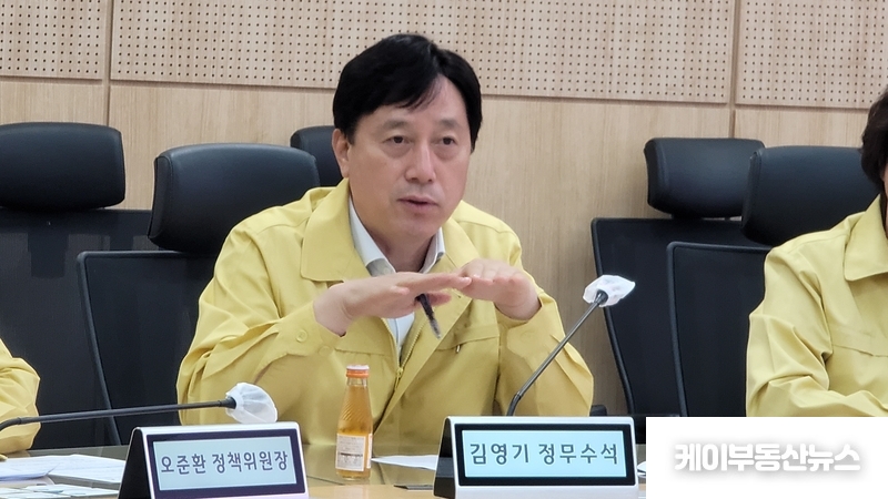 김영기 경기도의회 국민의힘 정무수석이 경기도재난대책본부를 방문해 자연재난 대응 및 대비 상황 보고를 듣고 추가 질의를 하고 있다. / 김교민 기자