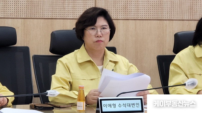 이애형 경기도의회 국민의힘 수석대변인이 경기도재난대책본부를 방문해 자연재난 대응 및 대비 상황 보고를 청취하고 있다. / 김교민 기자