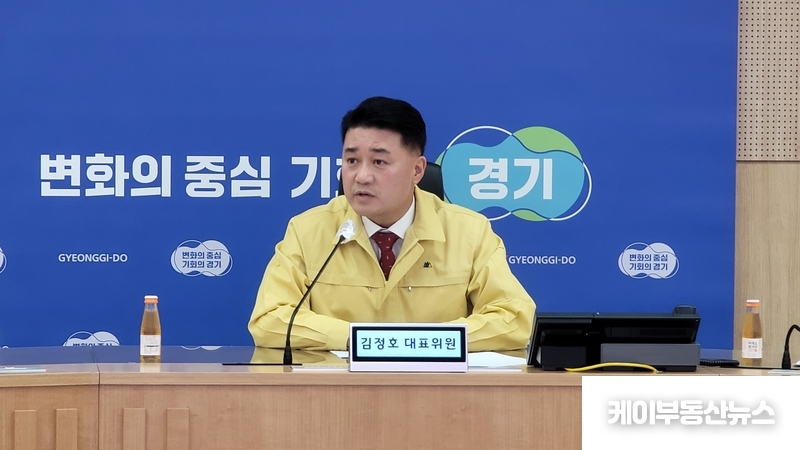  김정호 경기도의회 국민의힘 대표의원이 21일 오후 2시 경기도청 2층에 설치된 경기도재난대책본부를 방문해 자연재난 대응 및 대비 상황을 점검하며 발언을 하고 있다. / 김교민 기자