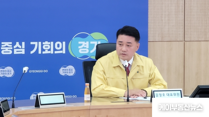 김정호 경기도의회 국민의힘 대표의원이 21일 오후 2시 경기도청 2층에 설치된 경기도재난대책본부를 방문해 자연재난 대응 및 대비 상황을 점검하며 발언을 하고 있다. / 김교민 기자