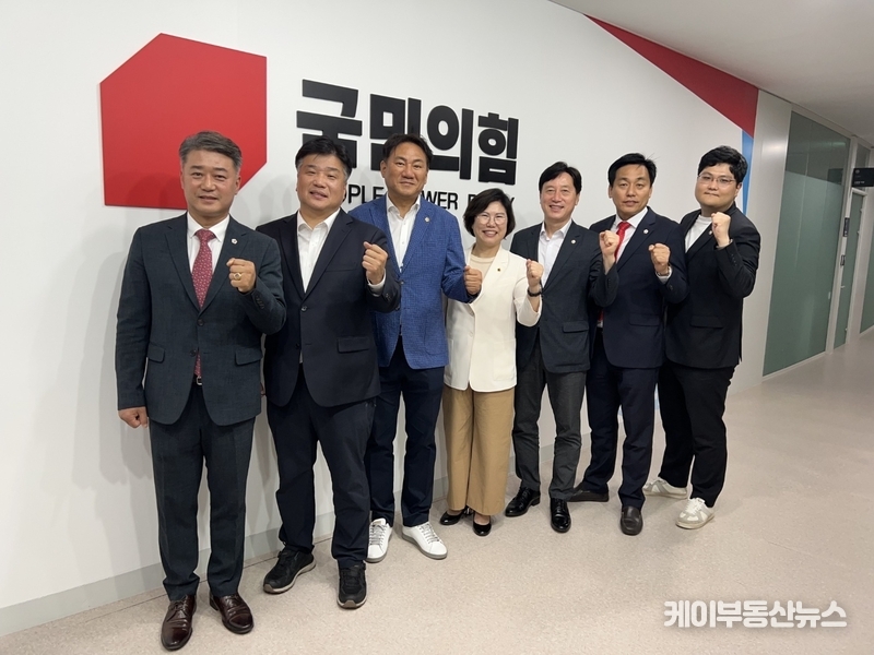 경기도의회 국민의힘 대표단(왼쪽부터, 김정호 대표의원, 양우식 수석부대표, 오준환 정책위원장, 이애형 수석대변인, 김영기 정무수석, 이은주 기획수석, 오창준 청년부대표)