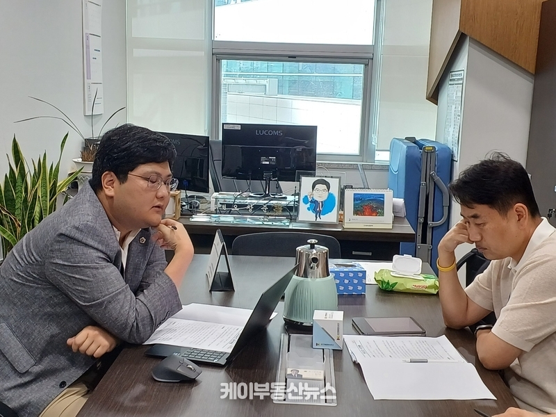 경기도의회 오창준 의원(교육기획위원회, 국민의힘, 광주3)은 31일(월) 경기도의회에서 경기도 철도항만물류교통국 관계자와 함께 ‘광주 오포~성남 판교 8호선 연장사업’ 추진현황에 대해 논의하는 자리를 가졌다.