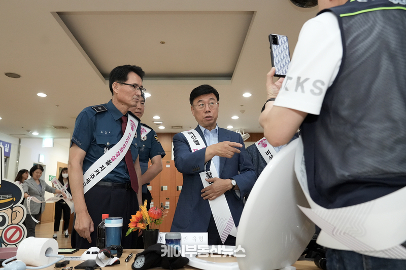 성남시(시장 신상진)는 3일 휴가철을 맞아 다중이용시설인 탄천종합운동장 실내체육시설 내 화장실에 대한 불법 촬영기기 설치 유무와 비상벨 작동 여부 관련 민관경 합동점검을 실시했다.