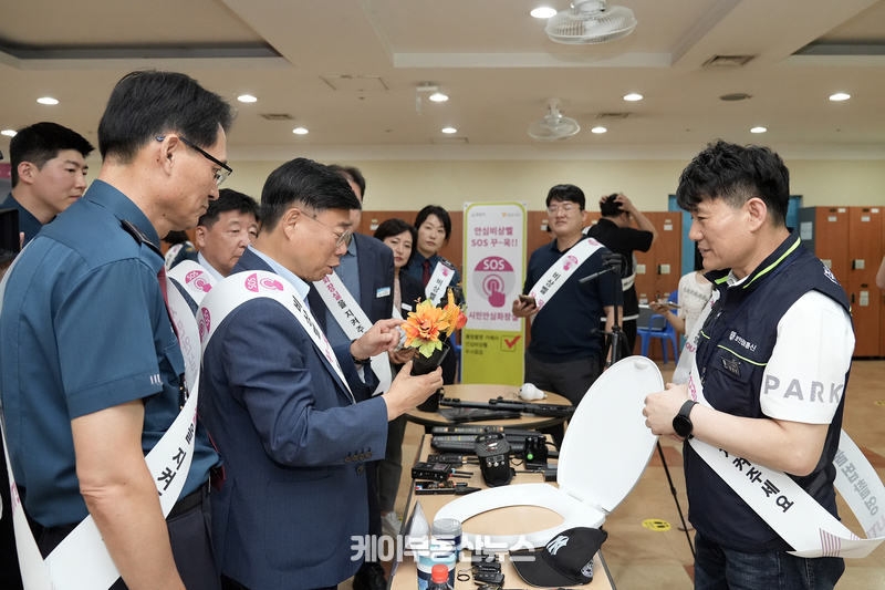 신상진 성남시장이 3일 휴가철을 맞아 다중이용시설인 탄천종합운동장 실내체육시설 내 화장실에 대한 불법 촬영기기 설치 유무와 비상벨 작동 여부 관련 민관경 합동점검을 실시했다.