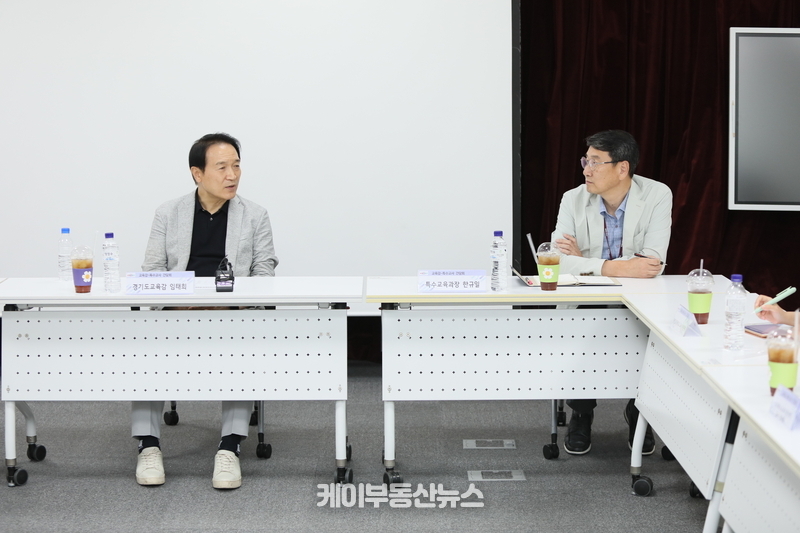 임태희 경기도교육감은 3일 도내 특수교사들을 만나 학교 현장에서 특수교사가 겪는 어려움을 청취하고 교육활동 보호를 위한 대책에 관해 논의했다.