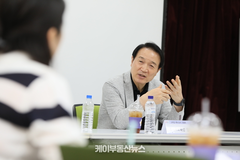 임태희 경기도교육감은 3일 도내 특수교사들을 만나 학교 현장에서 특수교사가 겪는 어려움을 청취하고 교육활동 보호를 위한 대책에 관해 논의했다.