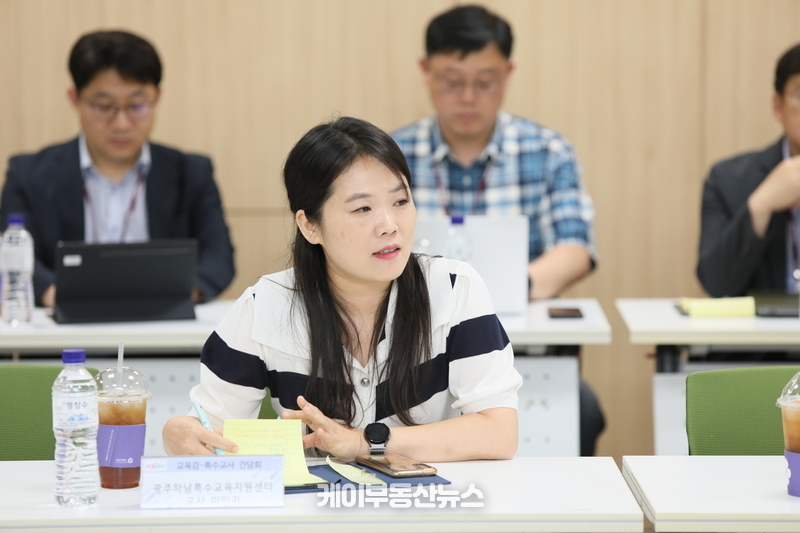 임태희 경기도교육감은 3일 도내 특수교사들을 만나 학교 현장에서 특수교사가 겪는 어려움을 청취하고 교육활동 보호를 위한 대책에 관해 논의했다.
