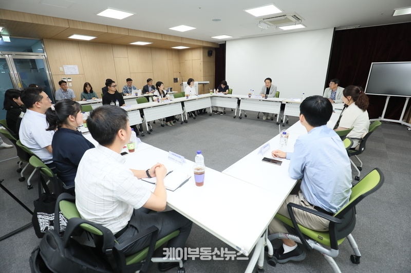 임태희 경기도교육감은 3일 도내 특수교사들을 만나 학교 현장에서 특수교사가 겪는 어려움을 청취하고 교육활동 보호를 위한 대책에 관해 논의했다.