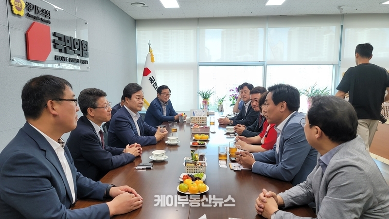 김성제 의왕시장은 경기도의회 국민의힘 교섭단체 대표의원실을 방문해 의왕교육지원청 신설과 지역현안에 대한 도의회 협조를 요청했다.