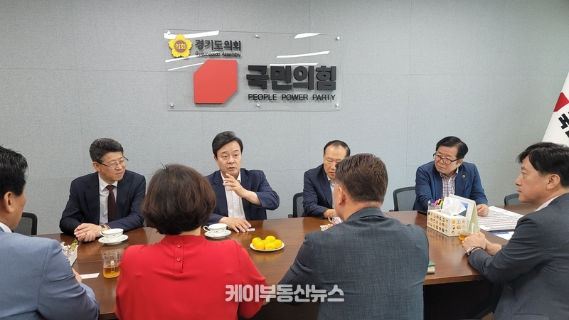 김성제 의왕시장은 경기도의회 국민의힘 교섭단체 대표의원실을 방문해 의왕교육지원청 신설과 지역현안에 대한 도의회 협조를 요청했다.