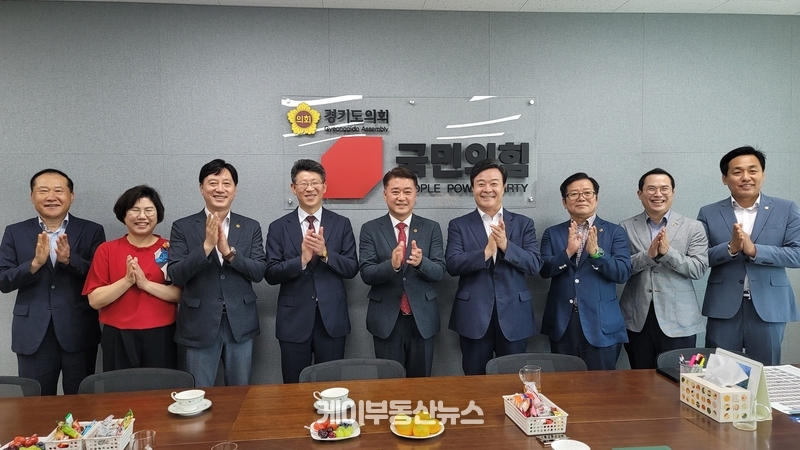 사진 왼쪽부터, 김동구 의왕시 정책소통실장, 이애형 의원, 김영기 의원, 최기식 의왕과천당협위원장, 김정호 대표의원, 김성제 의왕시장, 허원 의원, 이오수 의원, 이은주 의원)