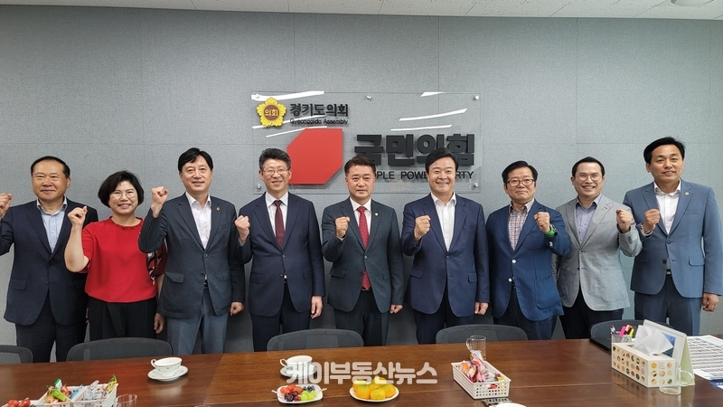 김성제 의왕시장은 경기도의회 국민의힘 교섭단체 대표의원실을 방문해 의왕교육지원청 신설과 지역현안에 대한 도의회 협조를 요청했다. (사진 왼쪽부터, 김동구 의왕시 정책소통실장, 이애형 의원, 김영기 의원, 최기식 의왕과천당협위원장, 김정호 대표의원, 김성제 의왕시장, 허원 의원, 이오수 의원, 이은주 의원) 