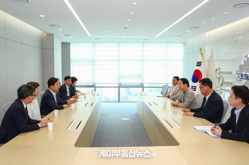 김성제 의왕시장은 의왕시 학부모대표와 함께 ‘의왕교육지원청 신설’을 촉구하는 서명부를 4일 임태희 경기도 교육감에게 직접 전달했다.