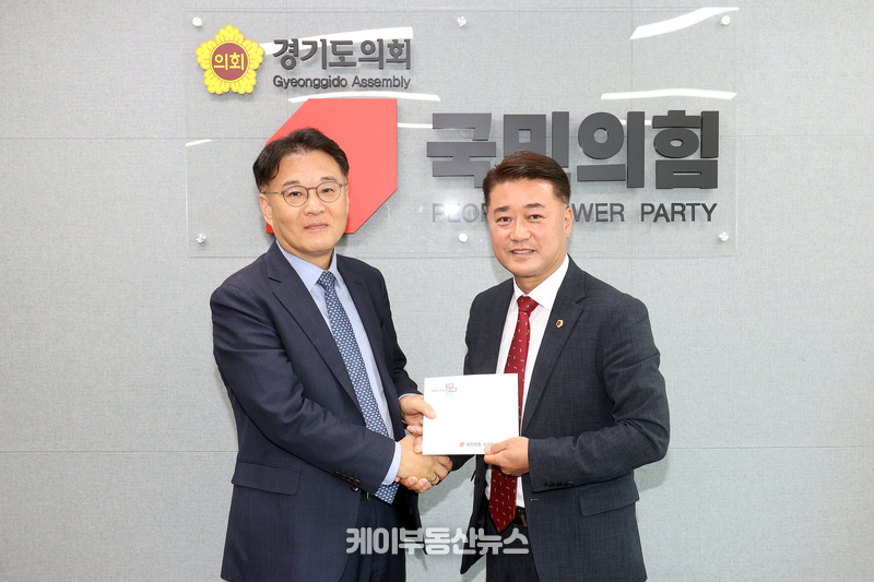 김정호 대표의원이 이경희 경기도교육청 부교육감으로부터 임태희 경기도교육감의 대표의원 축전을 전달받고 있다.