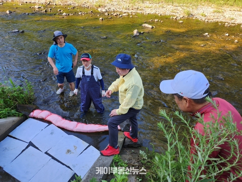 주광덕 남양주시장이 현장을 찾아 방재상황을 점검한 후 기름 제거 작업을 하고 있다.