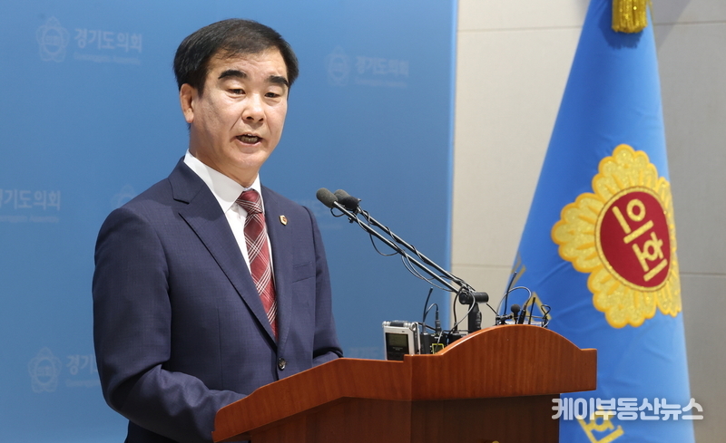 염종현 경기도의회 의장이 9일 의회 브리핑룸에서 취임 1주년 기자회견을 열고 있다. 