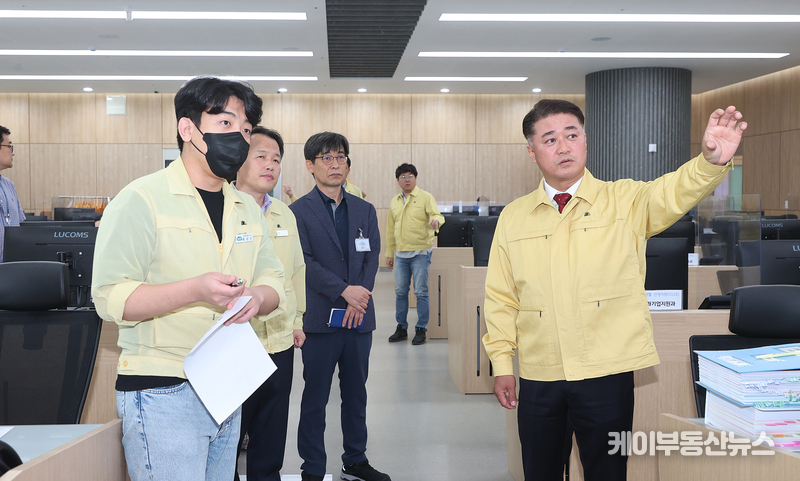 경기도의회 국민의힘 김정호(광명1) 대표의원이 9일 태풍 ‘카눈’ 북상에 따라 비상근무에 돌입한 경기도청 재난안전대책본부 직원들을 격려하고, 피해 예방을 위한 행정력 집중을 당부했다.