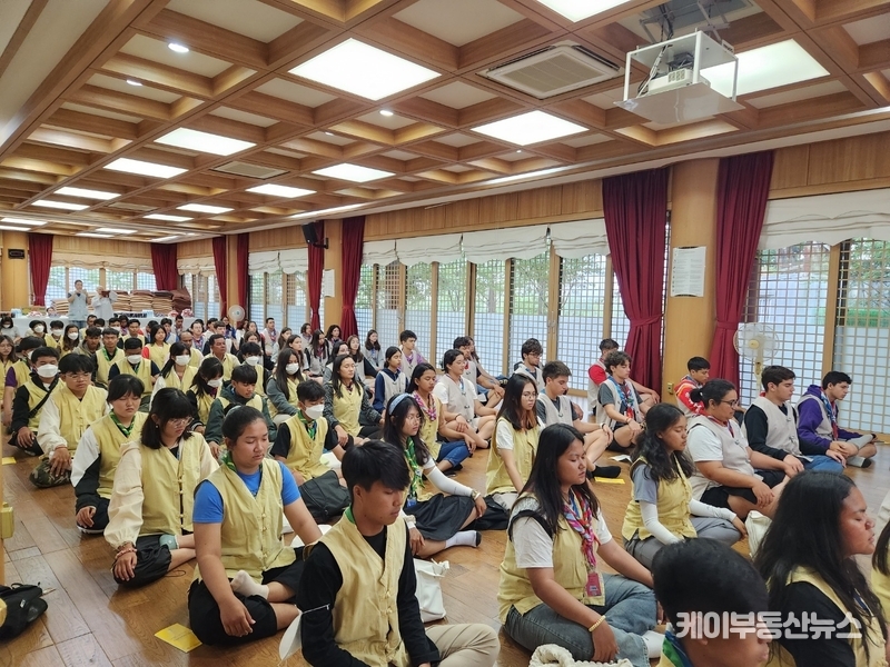 대원들이 대한불교조계종의 본사인 용주사에서 템플스테이를 하면서 한국의 불교문화를 체험하고 있다.