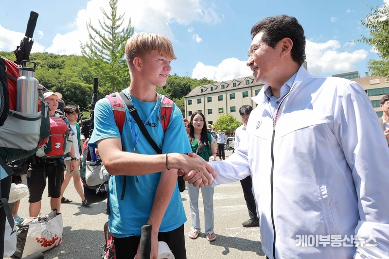 이상일 용인특례시장이 지난 8일 잼버리 대원의 임시숙소인 명지대를 찾아 대원들과 인사를 나누고 있다