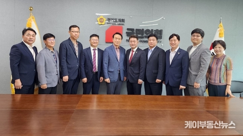 14일(월) 오전 경기도의회 국민의힘(대표의원 김정호)은 임태희 경기도교육감과 접견하며 도교육청과의 '소통·협력 강화'를 다졌다. / 김교민 기자