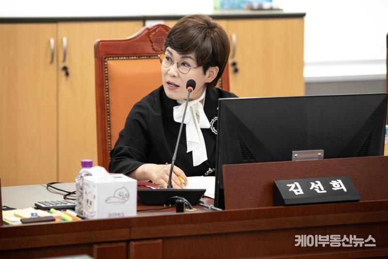 김선희 의원이 23.6.29. '경기도여성가족재단 대표이사 후보자 인사청문회'에서 발언을 하고 있다.