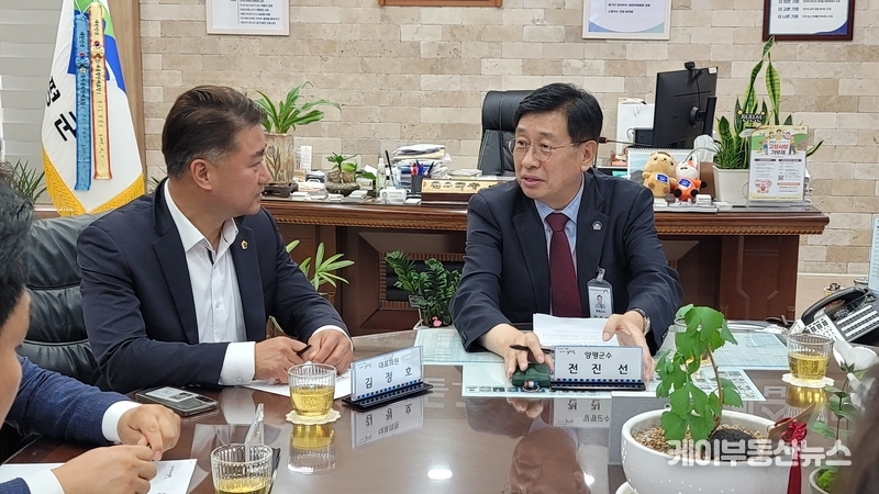 김정호 경기도의회 국민의힘 대표의원이 전진선 양평군수와 인사를 나누고 있다. / 김교민 기자