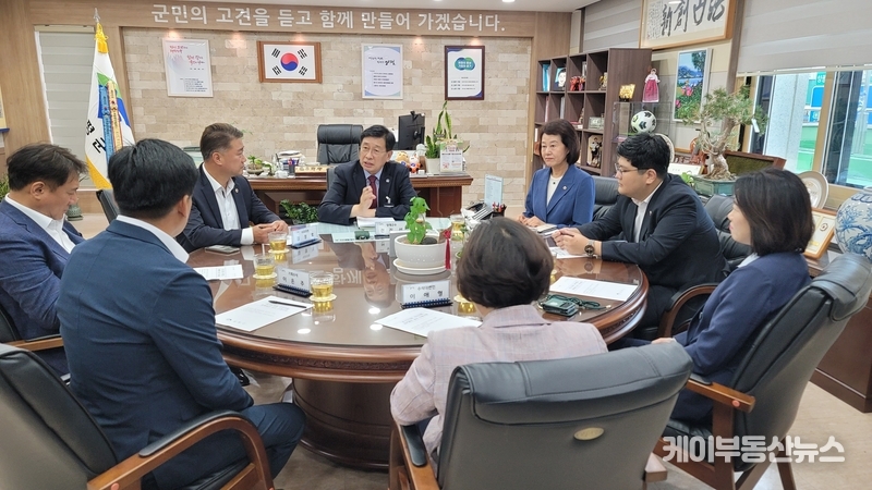 경기도의회 국민의힘 김정호 대표단이 전진선 양평군수와 지역 현안을 논의하고 있다. / 김교민 기자