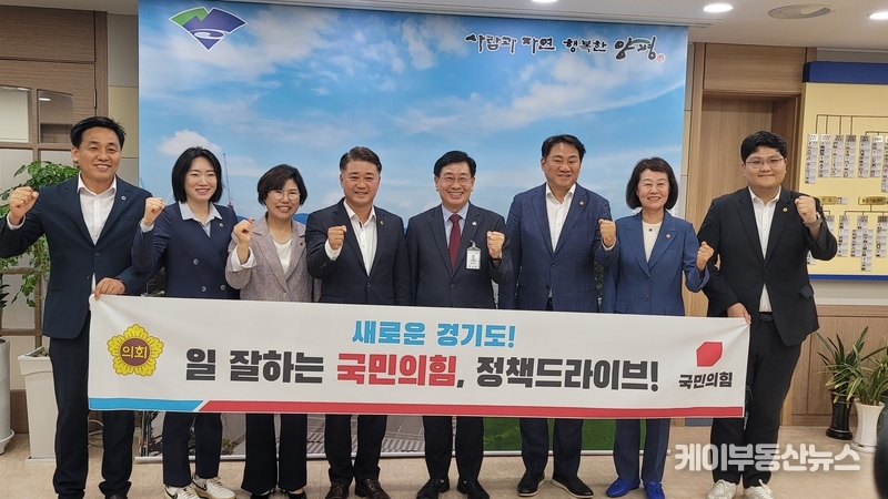 사진 왼쪽부터 - 이은주 기획수석(구리2), 이혜원 소통협력수석(양평2), 이애형 수석대변인(수원10), 김정호 경기도의회 국민의힘 대표의원(광명1), 전진선 양평군수, 오준환 정책위원장(고양9), 박명숙 의원(양평1), 오창준 청년부대표(광주3) 등이 양평군수 집무실에서 지역 현안 논의를 함께했다. / 김교민 기자