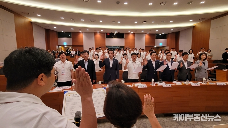 국민의힘 김기현 대표와 송석준 경기도당위원장, 경기도의회 의원등이 결의 내용에 함께 하고 있다. / 김교민 기자