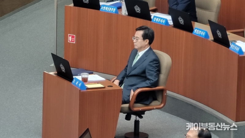 김동연 경기도지사가 제371회 임시회 제1차 본회의에서 김정호 국민의힘 '제11대 경기도의회 교섭단체 대표의원 연설'을 경청하고 있다. / 김교민 기자