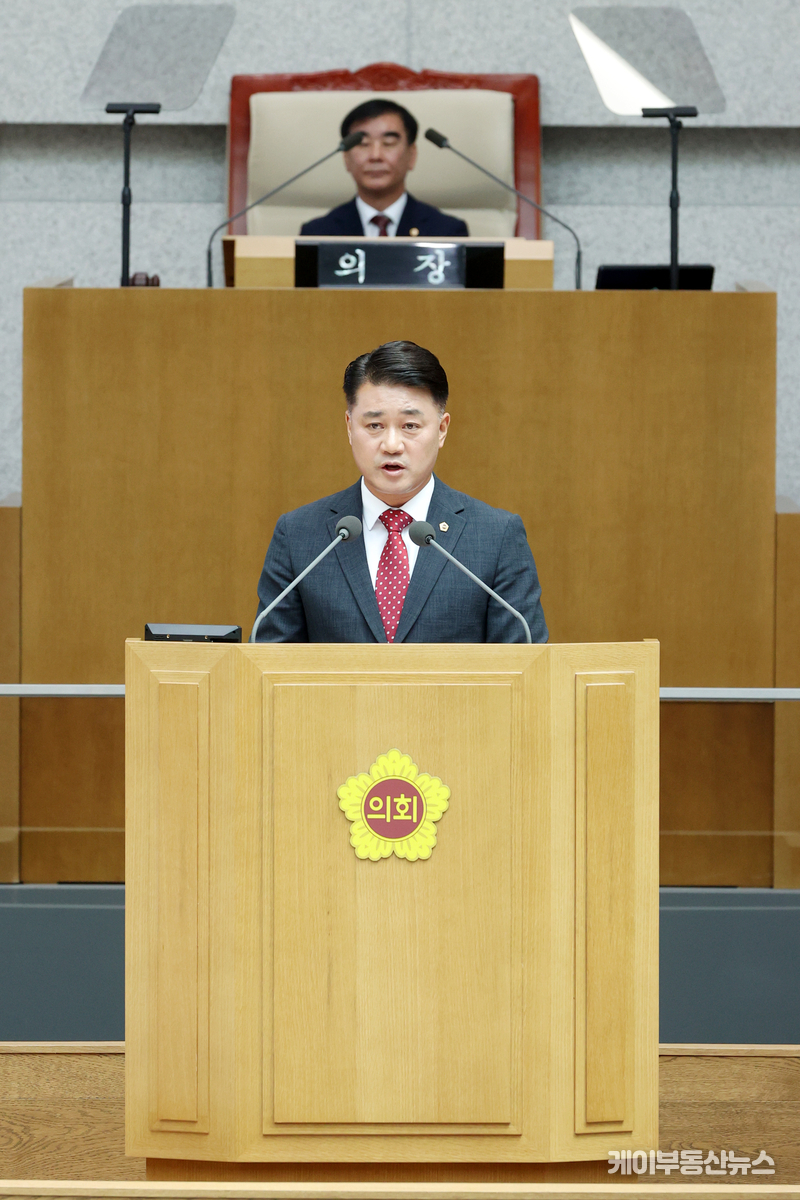 김정호 경기도의회 교섭단체 국민의힘 대표의원이 제371회 임시회 제1차 본회의에서 '제11대 경기도의회 첫 교섭단체 대표의원 연설'을 하고 있다.