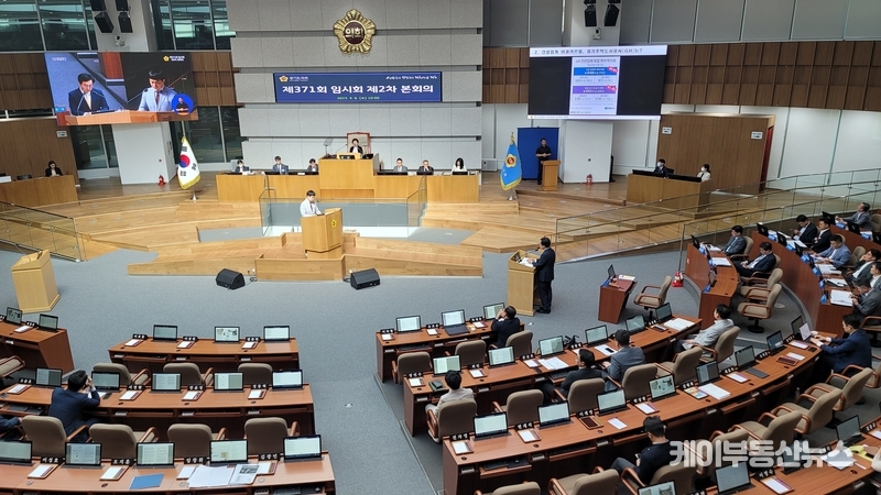 경기도의회 유영일 의원이 김동연 경기도지사에게 '제371회 임시회 제2차 본회의'에서 도정에 대한 질의를 하고 있다. / 김교민 기자