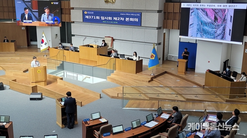 경기도의회 유영일 의원이 김동연 경기도지사에게 '제371회 임시회 제2차 본회의'에서 도정에 대한 질의를 하고 있다. / 김교민 기자