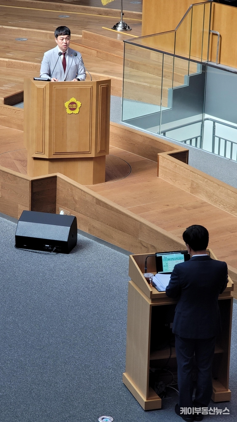 경기도의회 유영일 의원이 김동연 경기도지사에게 '제371회 임시회 제2차 본회의'에서 도정에 대한 질의를 하고 있다. / 김교민 기자