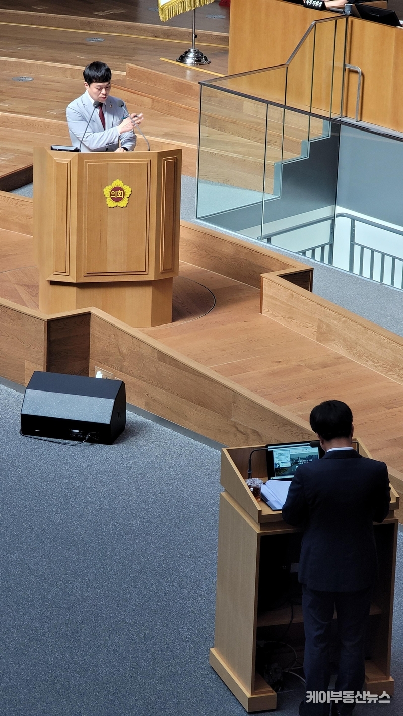 경기도의회 유영일 의원이 김동연 경기도지사에게 '제371회 임시회 제2차 본회의'에서 도정에 대한 질의를 하고 있다. / 김교민 기자