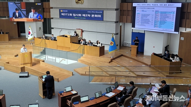 경기도의회 유영일 의원이 김동연 경기도지사에게 '제371회 임시회 제2차 본회의'에서 도정에 대한 질의를 하고 있다. / 김교민 기자
