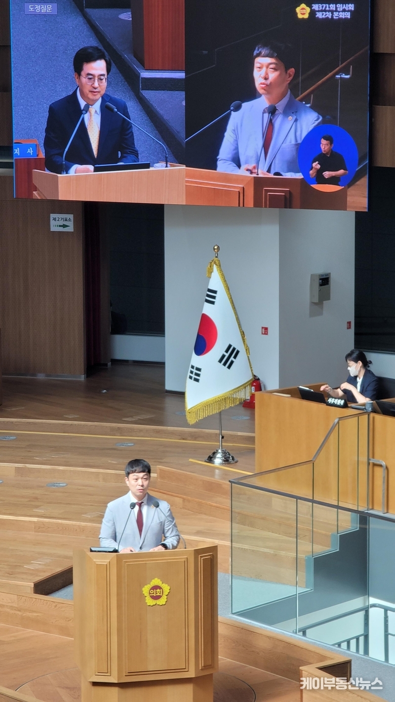 경기도의회 유영일 의원이 김동연 경기도지사에게 '제371회 임시회 제2차 본회의'에서 도정에 대한 질의를 하고 있다. / 김교민 기자
