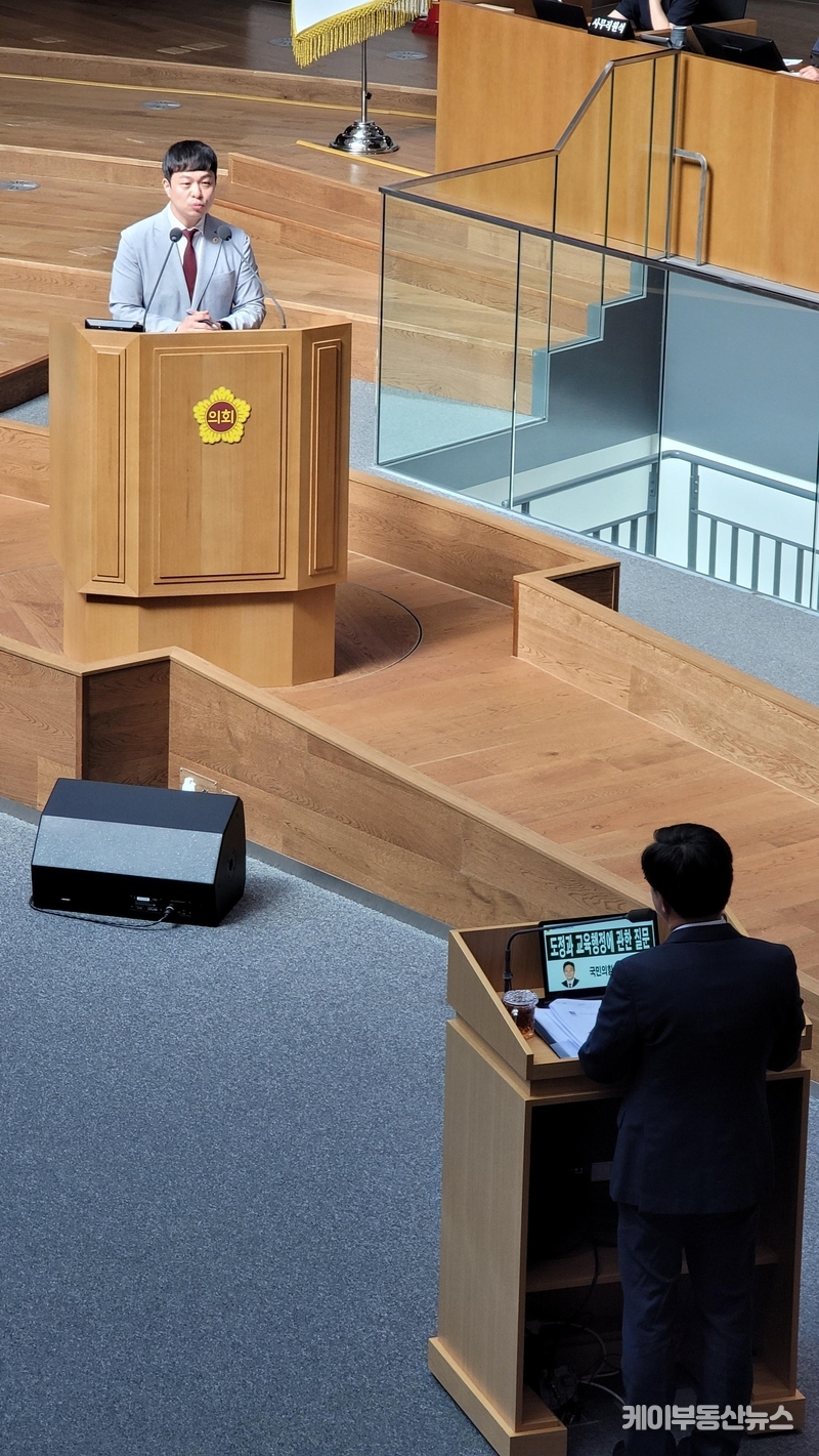 경기도의회 유영일 의원이 김동연 경기도지사에게 '제371회 임시회 제2차 본회의'에서 도정에 대한 질의를 하고 있다. / 김교민 기자