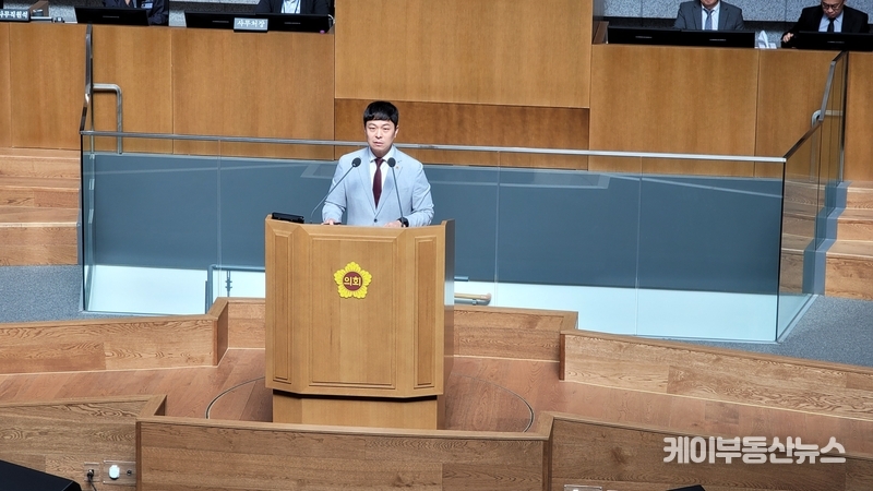 경기도의회 유영일 의원이 '제371회 임시회 제2차 본회의'에서 도정과 도 교육행정에 대한 질의를 하고 있다. / 김교민 기자