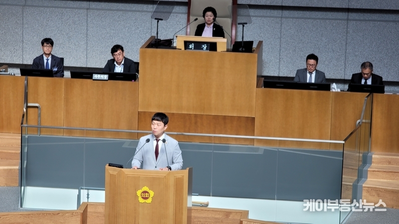 경기도의회 유영일 의원이 '제371회 임시회 제2차 본회의'에서 도정과 도 교육행정에 대한 질의를 하고 있다. / 김교민 기자