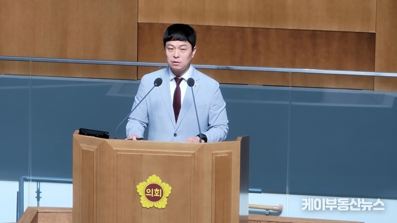 경기도의회 유영일 의원(국민의힘, 안양5, 도시환경위원회 위원장)이 '제371회 임시회 제2차 본회의'에서 도정과 교육행정에 대한 질의를 하고 있다. / 김교민 기자
