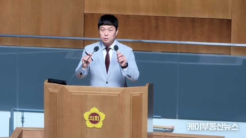 경기도의회 유영일 의원이 '제371회 임시회 제2차 본회의'에서 도정과 도 교육행정에 대한 질의를 하고 있다. / 김교민 기자