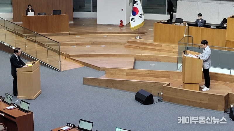 유영일 경기도의회 의원이 임태희 경기도교육감에게 '제371회 임시회 제2차 본회의'에서 교육행정에 대한 질의를 하고 있다. / 김교민 기자