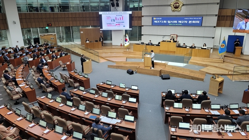 유영일 경기도의회 의원이 임태희 경기도교육감에게 '제371회 임시회 제2차 본회의'에서 교육행정에 대한 질의를 하고 있다. / 김교민 기자