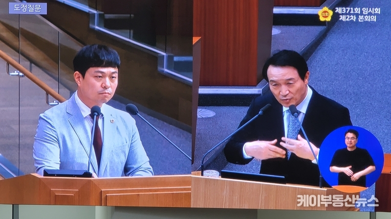 유영일 경기도의회 의원이 임태희 경기도교육감에게 '제371회 임시회 제2차 본회의'에서 교육행정에 대한 질의를 하고 있다. / 김교민 기자