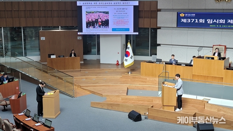유영일 경기도의회 의원이 임태희 경기도교육감에게 '제371회 임시회 제2차 본회의'에서 교육행정에 대한 질의를 하고 있다. / 김교민 기자