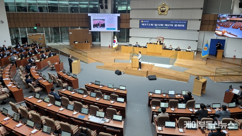 유영일 경기도의회 의원이 임태희 경기도교육감에게 '제371회 임시회 제2차 본회의'에서 교육행정에 대한 질의를 하고 있다. / 김교민 기자