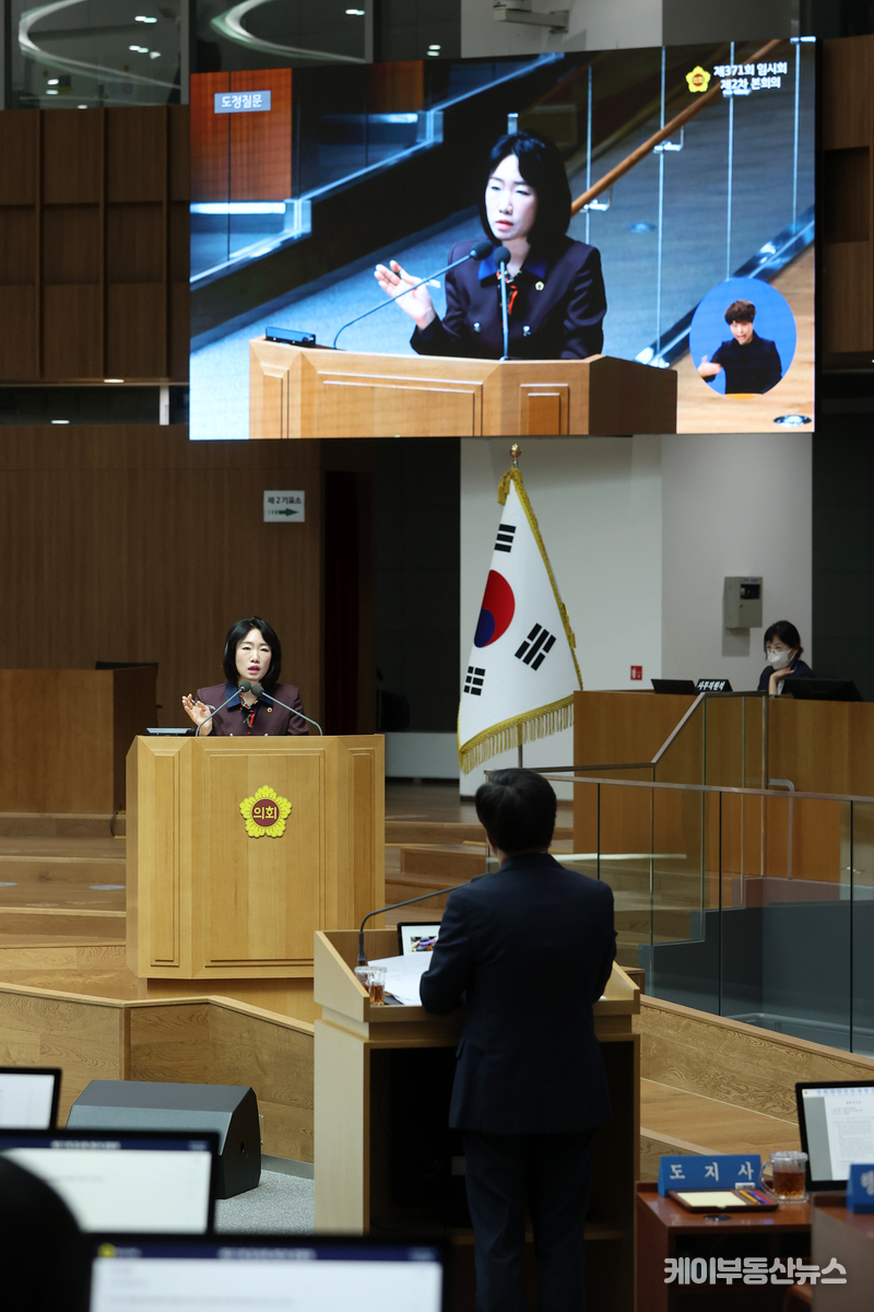 이혜원 경기도의회 의원이 '제371회 임시회 제2차 본회의'에서 김동연 지사에게 도정 대한 질의를 하고 있다. 